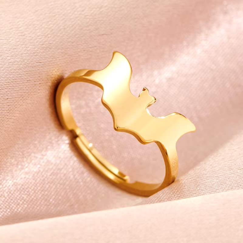 Eleganter Gothic Fledermaus Halloween Ring aus hypoallergenem 18K vergoldetem Stahl