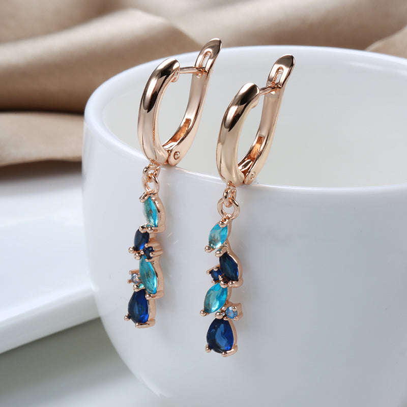 Glamouröse Ohrringe aus strahlendem blauem und funkelndem goldenem Kristall