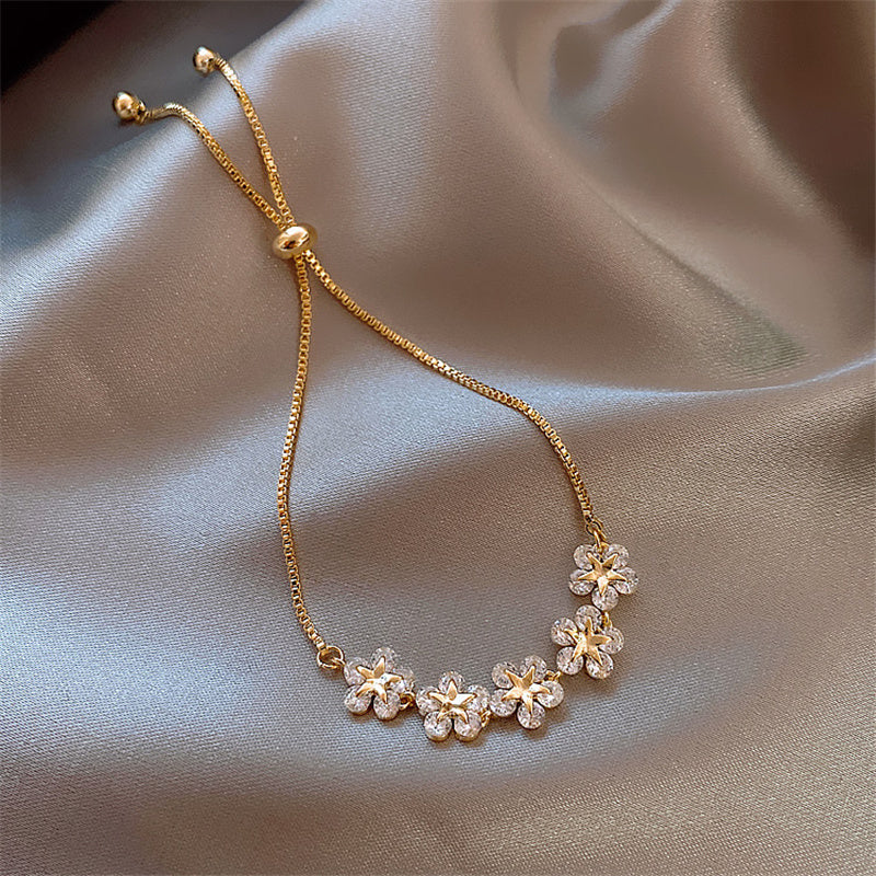Elegantes Goldenes Armband mit Kristall-Gänseblümchen