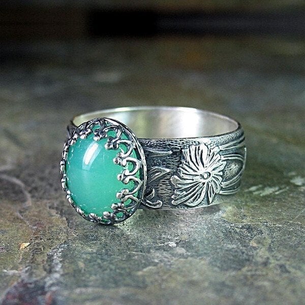 Eleganter Smaragdring mit kunstvoller Blumenschnitzerei