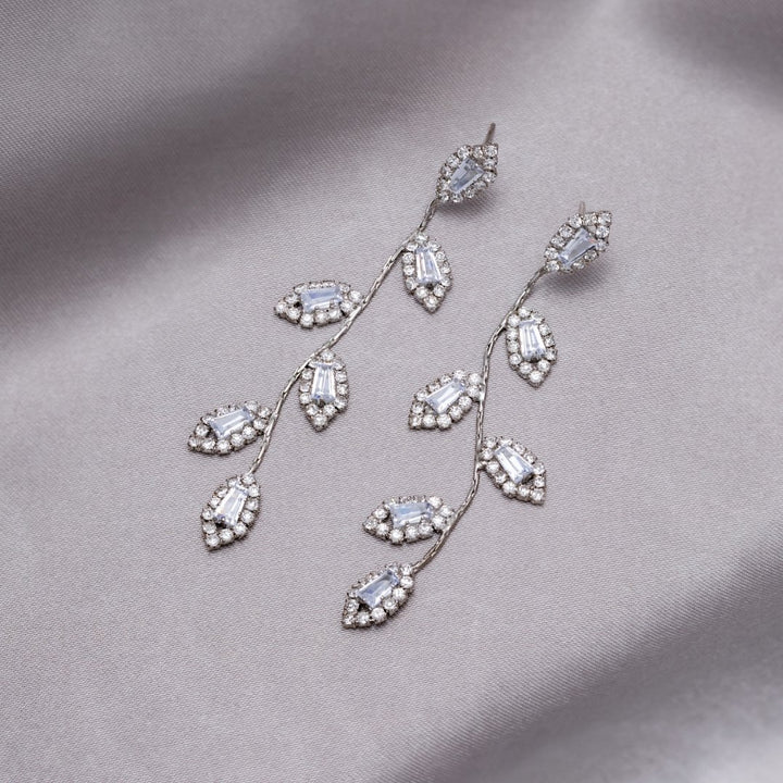 Elegante Ohrringe mit Zirkonia-Blatt-Anhänger in edlem Gold und Silber