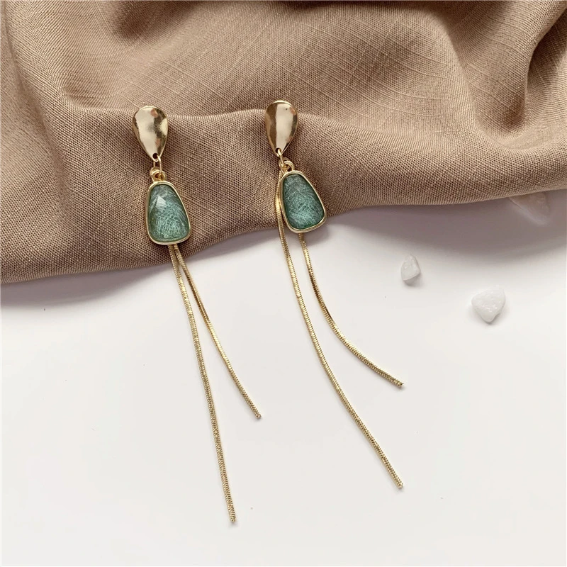 Elegante Goldohrringe mit strahlendem Türkisstein