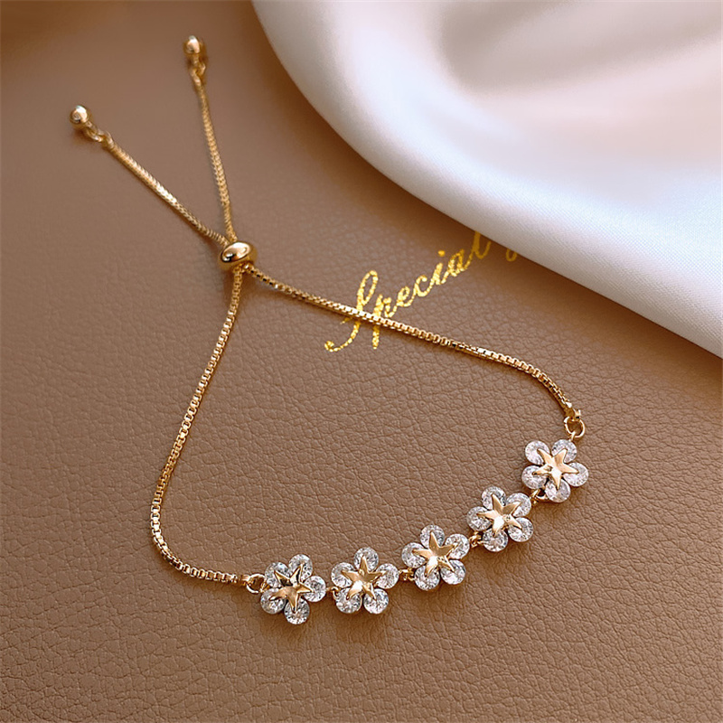 Elegantes Goldenes Armband mit Kristall-Gänseblümchen