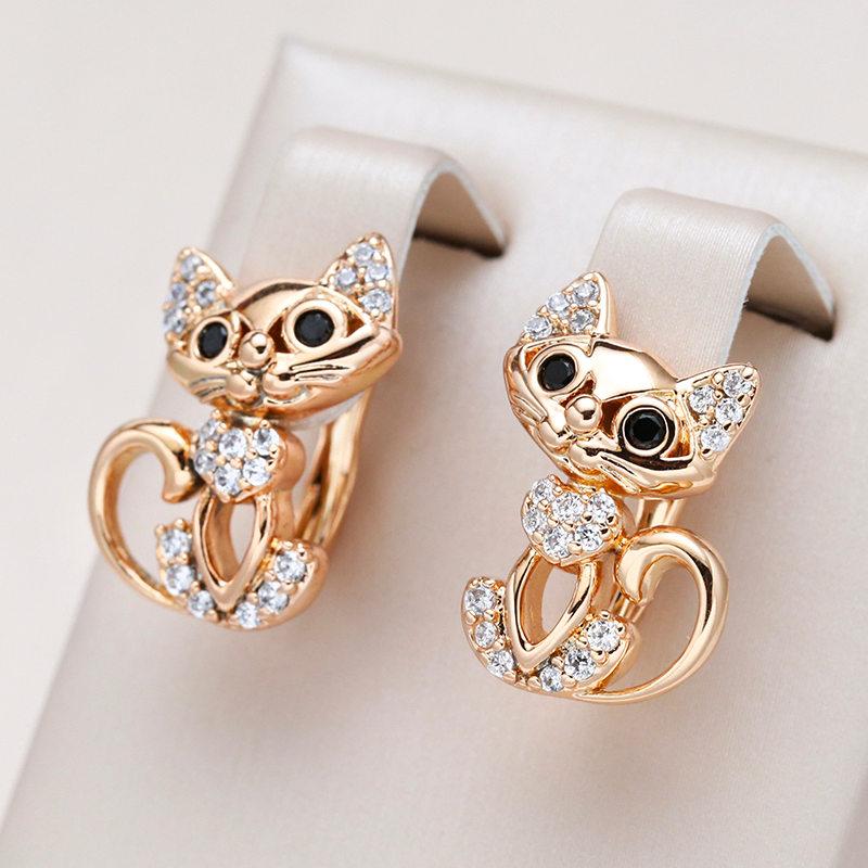 Glänzende Katzenohrringe mit funkelndem Zirkonia in elegantem Gold