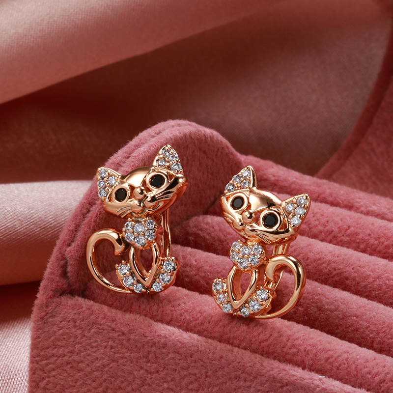 Glänzende Katzenohrringe mit funkelndem Zirkonia in elegantem Gold