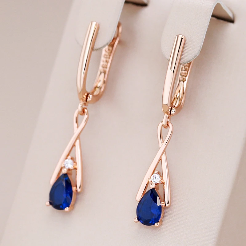 Elegante goldene Ohrringe mit blauen Anhängern
