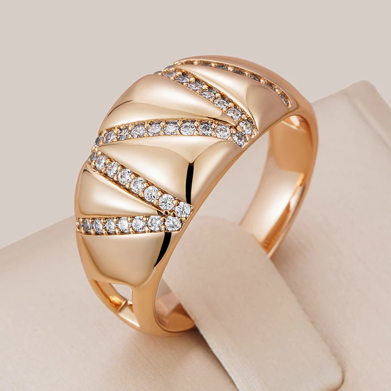 Eleganter Goldring mit funkelnden Kristallakzenten