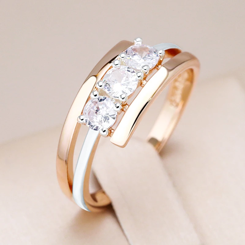 Schimmernder Ring mit funkelnden, goldverzierten Kristallen