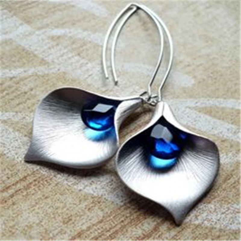 Elegante Silberner Ohrringe mit blauem Lotusdesign