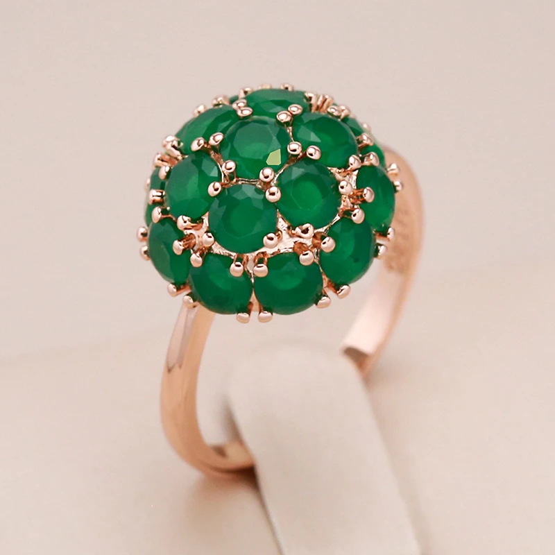Schicker Ring mit strahlendem grünen Kristall