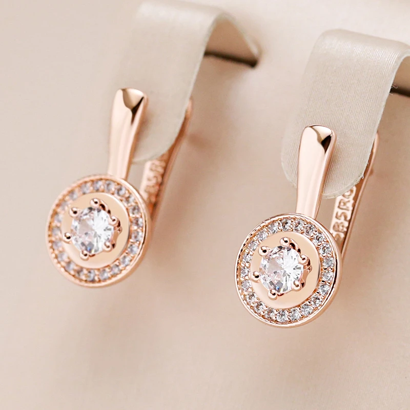 Exquisite goldene Ohrstecker mit strahlendem weißen Kristall