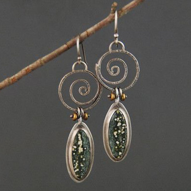 Charmante Vintage-Ohrringe mit leuchtend grünem Stein in elegantem Silber
