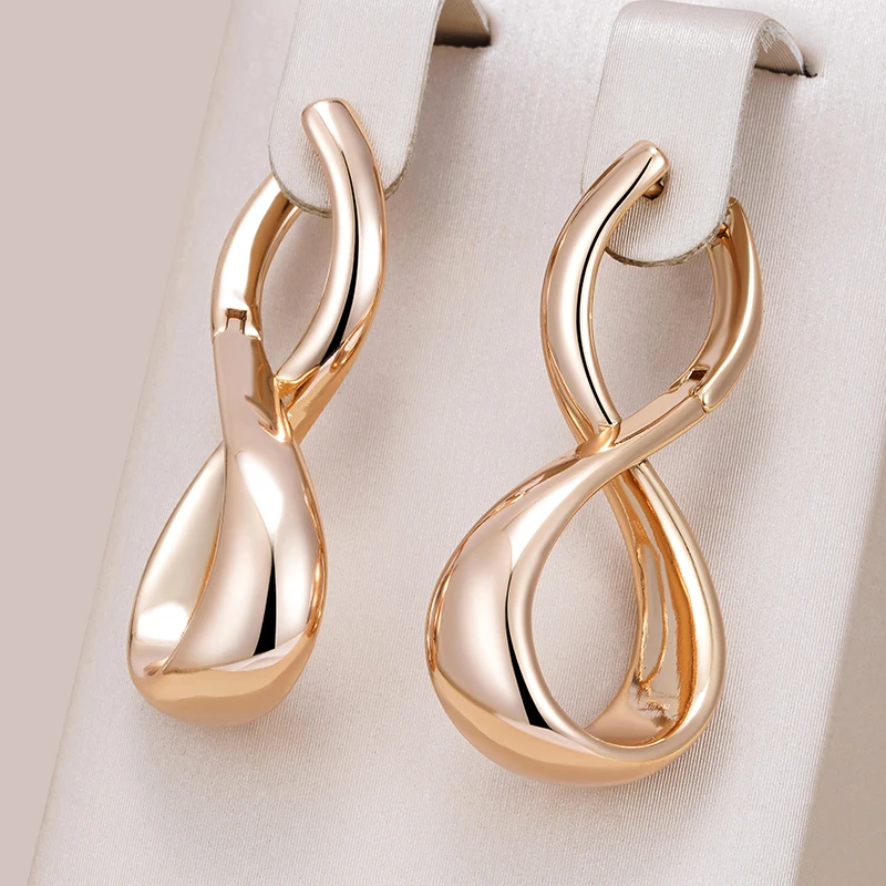 Elegante goldene gewellte Ohrringe für einen strahlenden Look