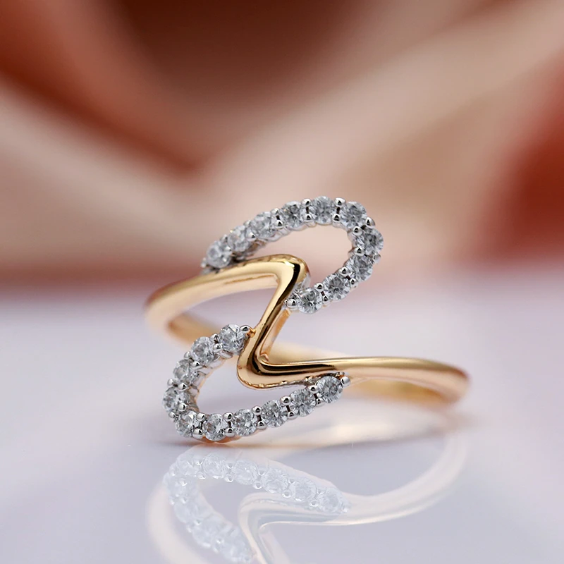 Schimmernder Goldring mit Wellen-Design für einen eleganten Auftritt