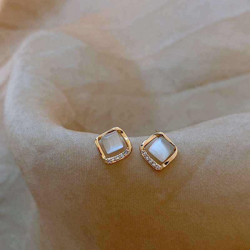 Glamouröse Goldohrringe mit schimmerndem Mondkristall