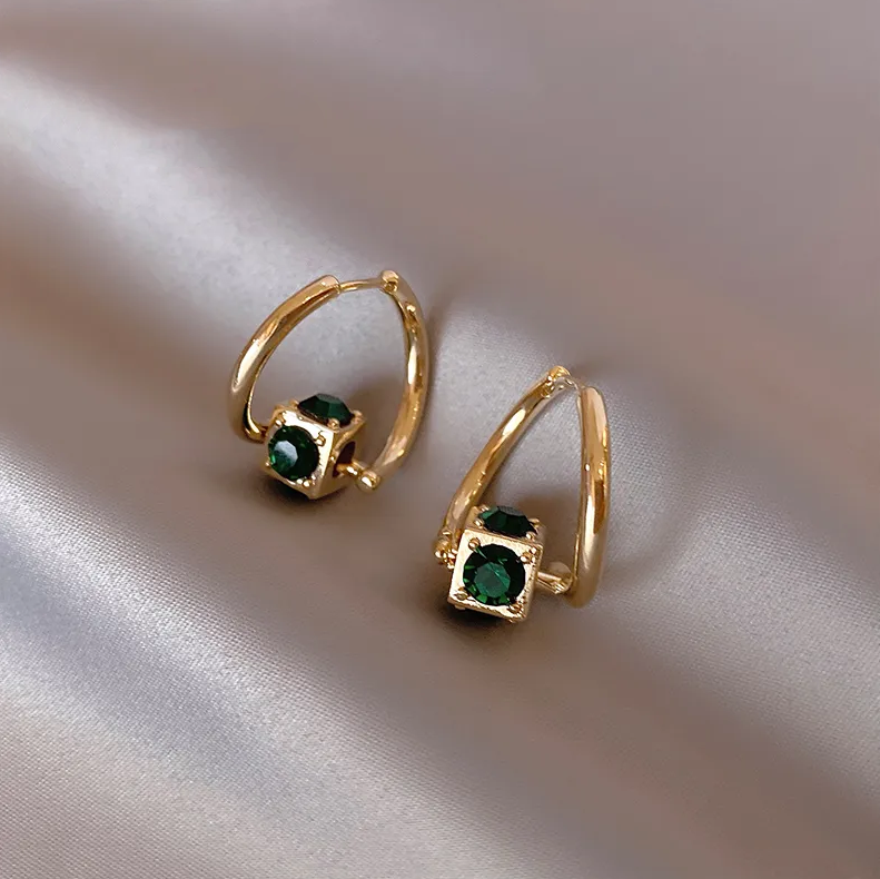 Elegante grüne Ohrringe mit luxuriösem Gold-Finish