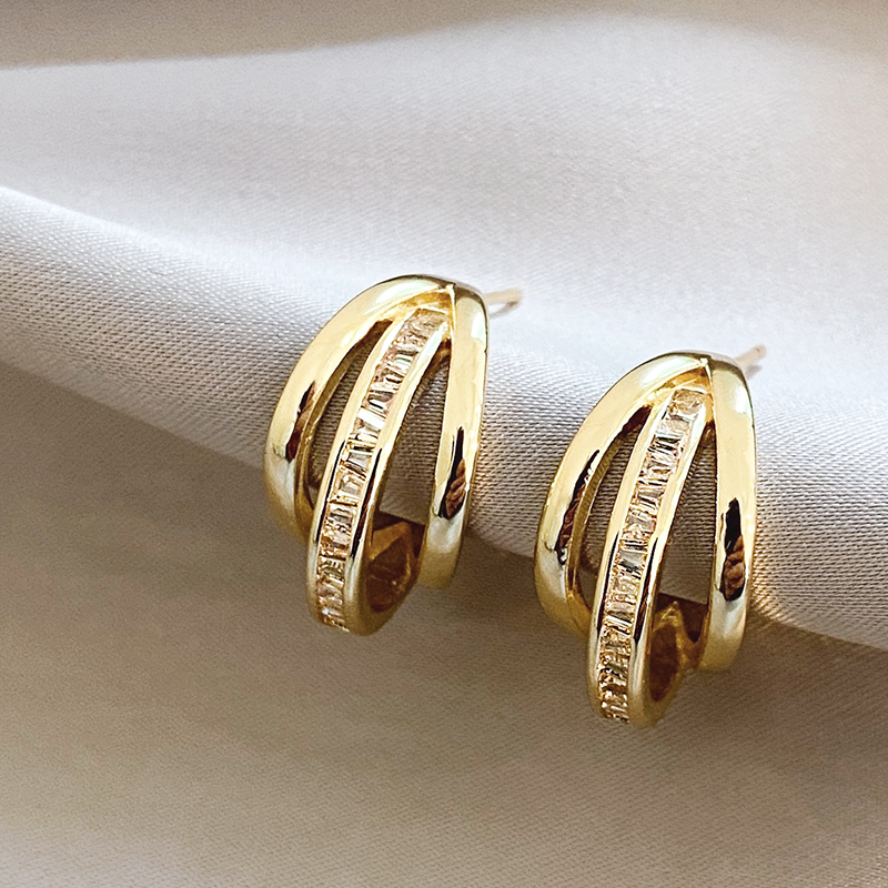 Elegante Dreifach-Ohrringe in strahlendem Gold