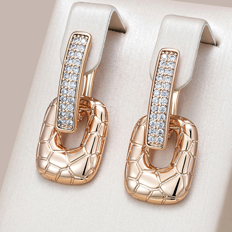 Strahlend elegante goldene Schuppen-Ohrringe