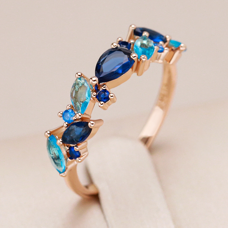 Stilvoller vergoldeter Ring mit funkelnden blauen Kristallen