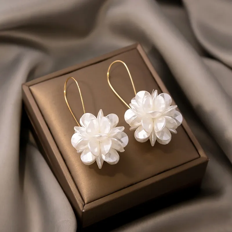 Glamouröse Ohrringe mit zauberhaften weißen Blumen