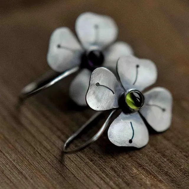 Elegante Vintage-Blumenohrringe mit grünem Zirkonia-Stein