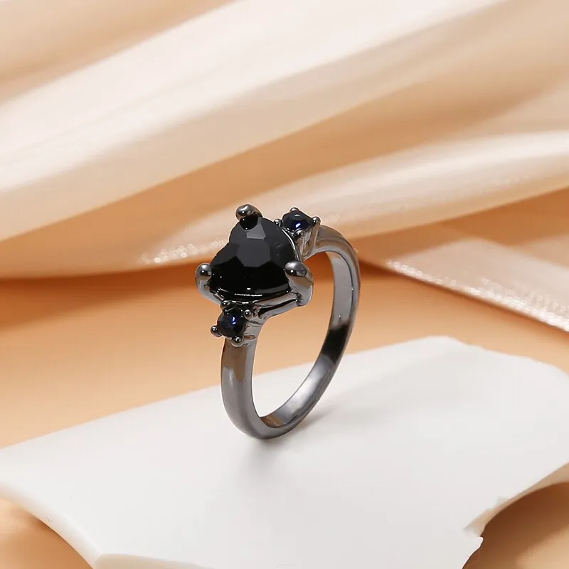 Eleganter Silberring mit schwarzem Herzdesign