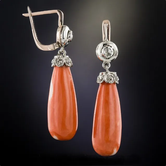 Elegante rote Vintage-Ohrringe mit funkelnden Zirkoniasteinchen