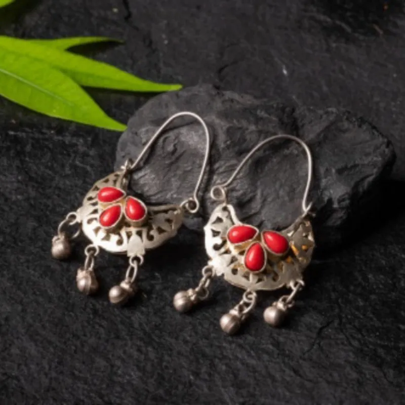Stylische rote Vintage-Medusa-Ohrringe für einen Hauch von Eleganz