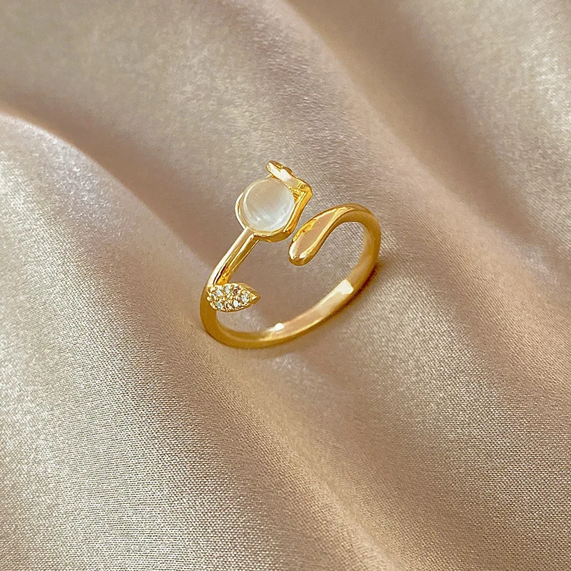 Eleganter Goldring mit funkelndem Tulpenkristall