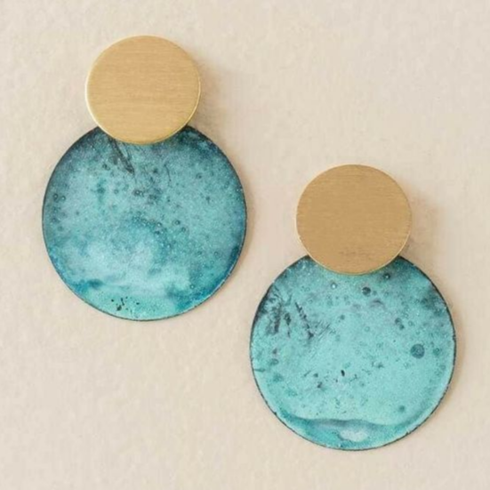 Elegante Vintage Goldohrringe mit blauem Acryl
