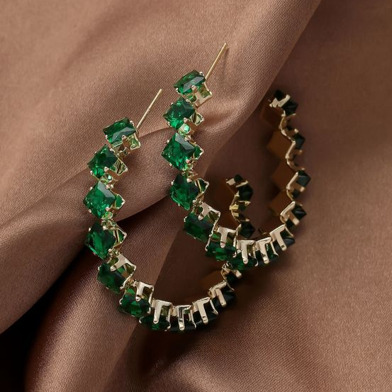 Elegante goldene Ohrringe mit grünen Akzenten