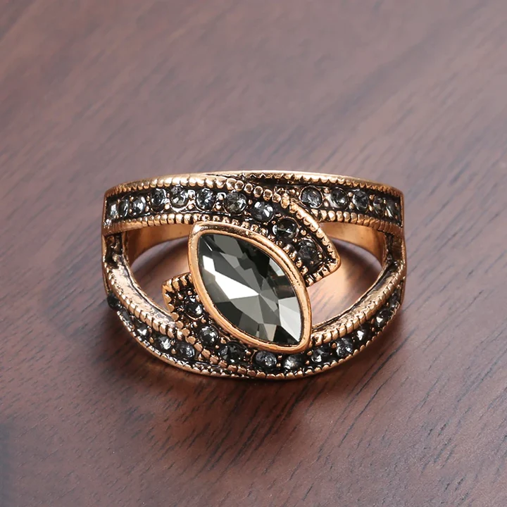 Stilvoller Ring mit funkelndem schwarzen Kristall