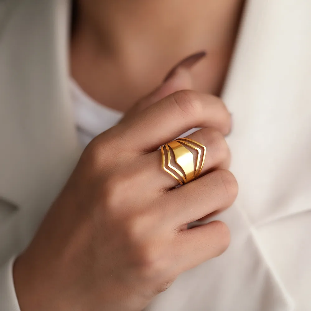 Stilvoller goldener Statement-Ring für einen strahlenden Auftritt