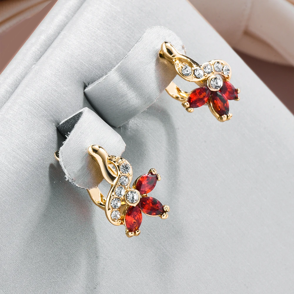 Elegante Kristallohrringe in leuchtendem Rot mit Gänseblümchen-Design