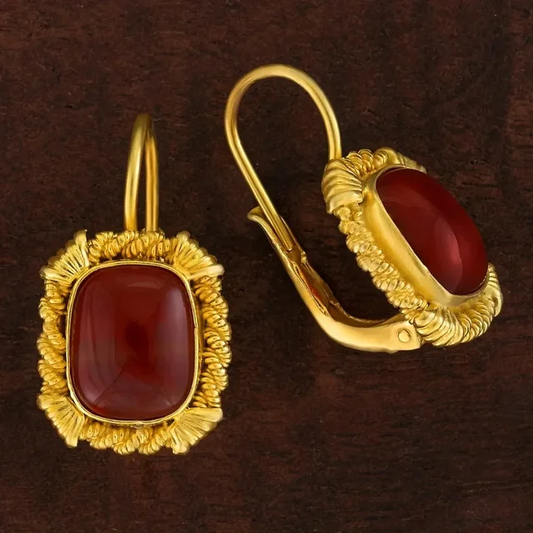 Klassische goldene Vintage-Ohrringe mit roter Akzentfarbe