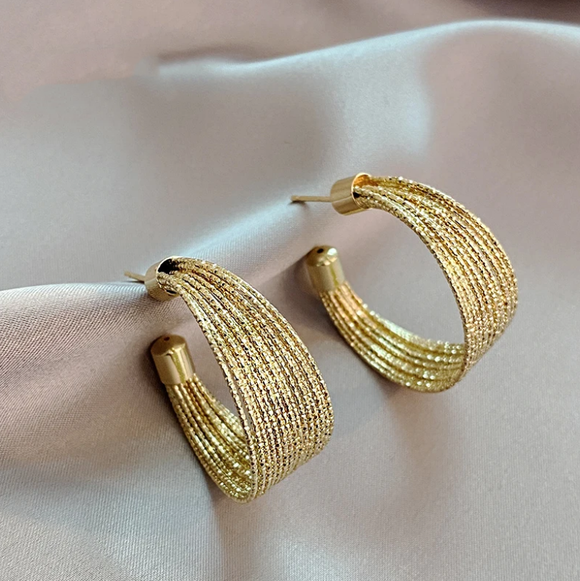 Stilvolle Ohrringe im eleganten goldenen Netzdesign