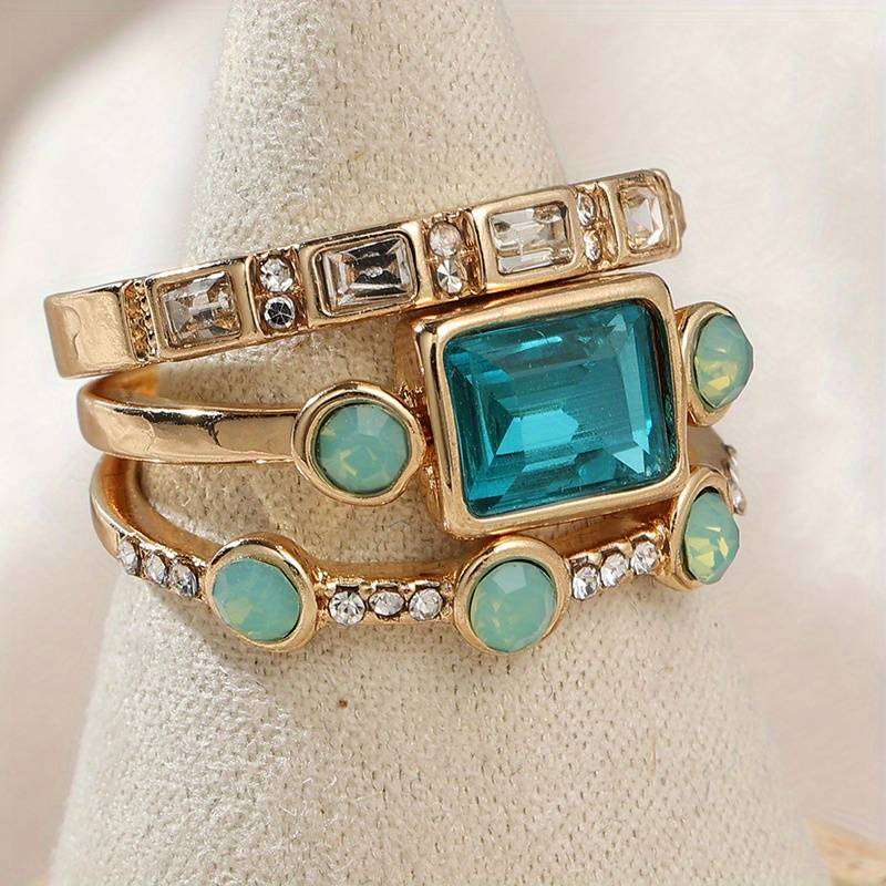 Eleganter Vintage-Ring mit strahlendem blauen Kristall