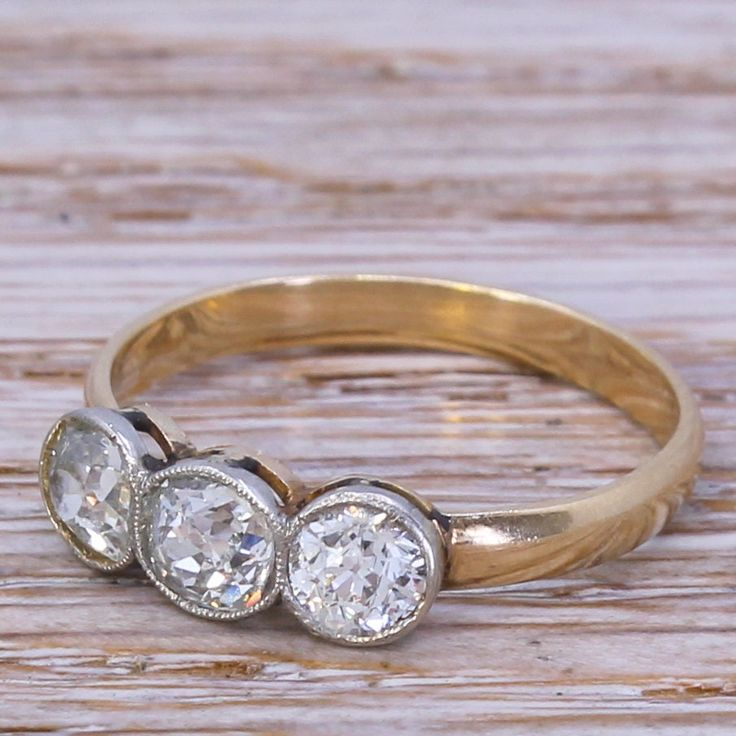 Eleganter Vintage Dreistein Goldring