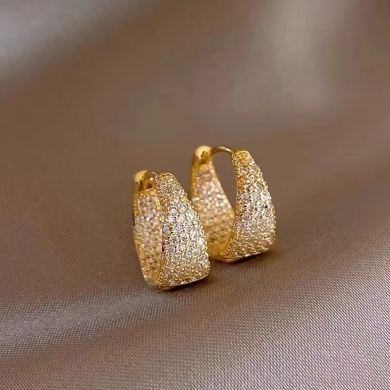 Stylische und schimmernde Korb-Ohrringe für einen eleganten Look