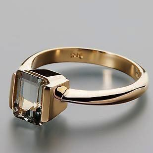 Eleganter Goldring mit kunstvollem, quadratischem Glaselement