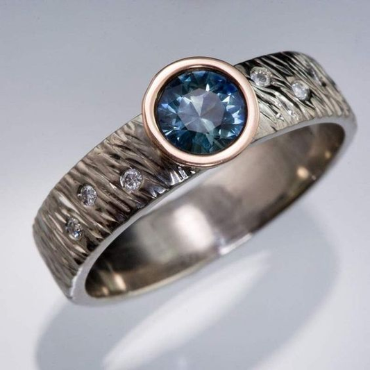 Eleganter Vintage-Ring mit strahlendem blauen Kristall