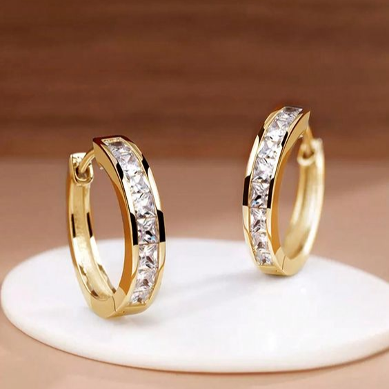 Glänzende Kristall-Ohrringe im edlen Golddesign