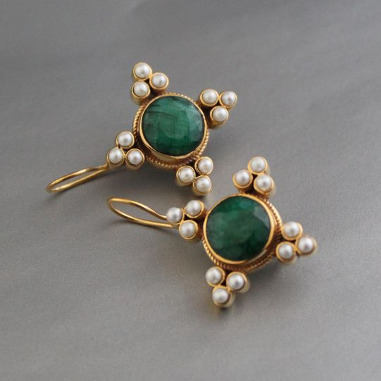 Elegante Vintage-Ohrringe mit grünem Kristall und edlen Perlen
