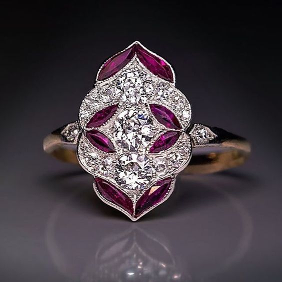 Eleganter Vintage-Ring mit strahlendem lila Kristall