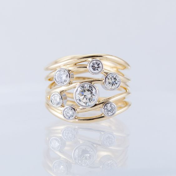 Eleganter goldener Mehrschichtenring mit funkelnden Vintage-Kristallen