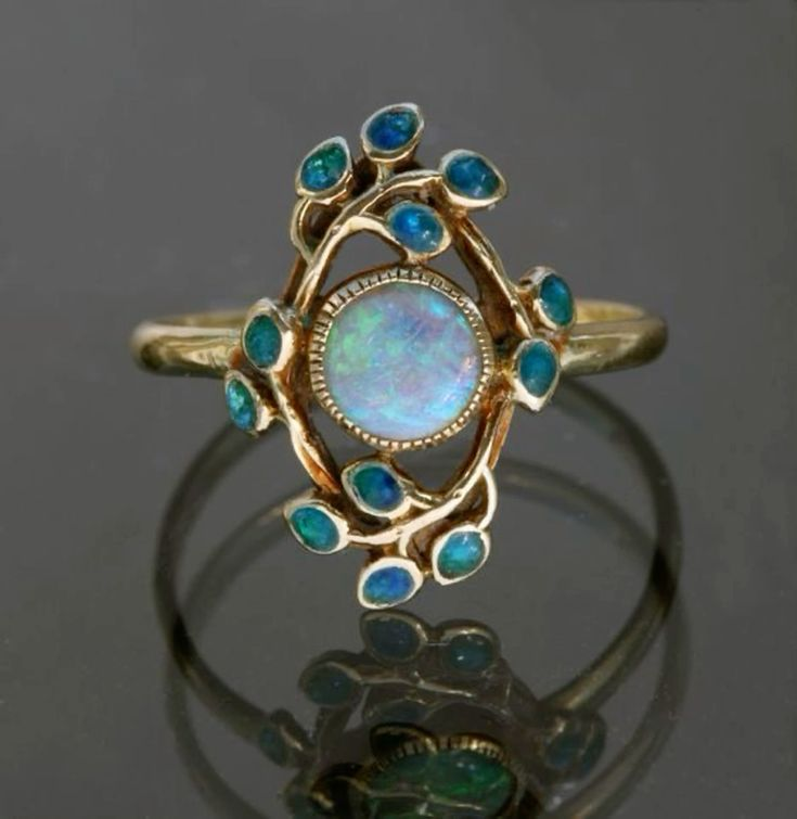 Eleganter Vintage-Ring mit Kristallen und schimmerndem Opal