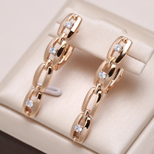 Hübsche goldene Zirkonia-Ohrringe für einen Hauch von Eleganz