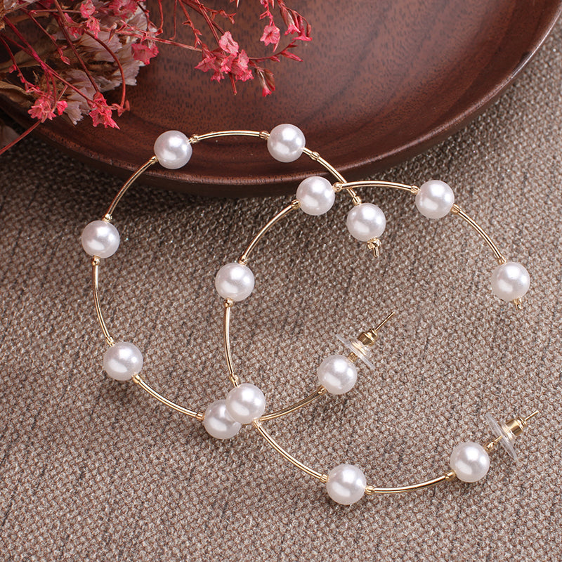 Elegante Ringohrringe mit einer zauberhaften Reihe von rosa Perlen und funkelnden Zirkonen