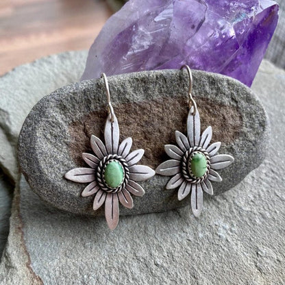 Elegante Sterling Silber Lotus Ohrringe mit funkelnden grünen Steinen