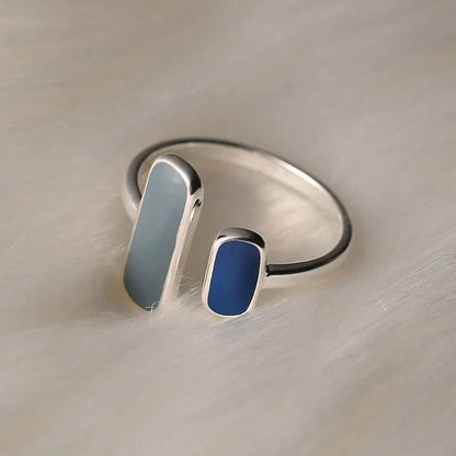 Zeitloser Vintage-Silberring mit strahlendem blauen Stein